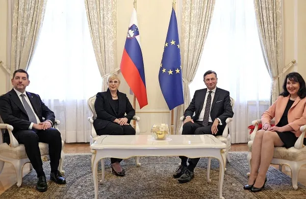 Bivši in  novi predsedniški par na primopredajni dan v predsedniški palači.