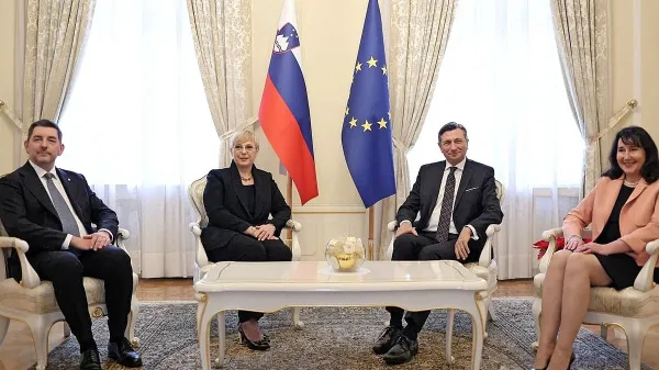 Bivši in  novi predsedniški par na primopredajni dan v predsedniški palači.