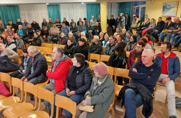 Na živahni javni obravnavi se  je  največ pripomb nanašalo na  
lokacijo krožišča  z navezavo na obvoznico. 