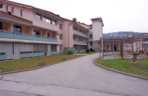 Kot pravi direktorica Krajnik, dodatek za demenco izplačujejo v 
varovanem oddelku v enoti Tolmin.  