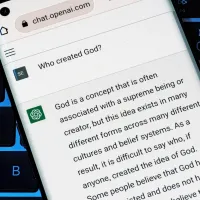 Jezikovni model ChatGPT argumentirano odgovarja tudi na zahtevna vprašanja, kakršno je: Kdo je ustvaril Boga?
