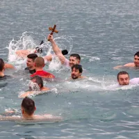 V morje po sveti križ za srečo in zdravje
