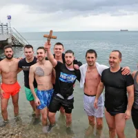 V morje po sveti križ za srečo in zdravje