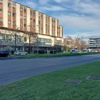 Zaradi grožnje z bombo evakuirali ljudi s sodišča