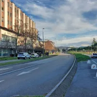 Zaradi grožnje z bombo evakuirali ljudi s sodišča