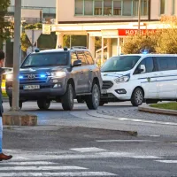 Klemna Kadivca so pripeljali pod posebno strogimi varnostnimi 
ukrepi v konvoju policijskih vozil.
