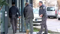 Marko P. (v sredini) je zaradi avgustovskega poskusa uboja v 
priporu v solkanskem zaporu.