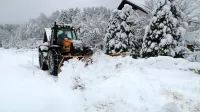 Navkljub 12 uram pluženja črnovrške planote, se je Jernej Poženel 
z Gabrijelom Kavčičem lotil še urejanja tekaških prog
