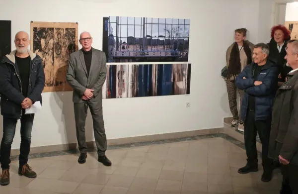 V izolski Insuli so na ogled grafike Vladimirja Bačiča in Azada 
Karima ter umetniško dovršene fotografije Danila Jejčiča. 