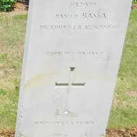 Grob zajetega italijanskega vojaka Danila Dušana Baše iz Dornberka na pokopališču Liveramentu v Kolombu na Šri Lanki. Vir: 
spletna stran Find a grave.







