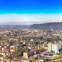 Šempeter pri Gorici se je iz kmečkega predmestja Gorice razvil v enega od zaposlitvenih centrov Goriške, ki pa ponuja še veliko več. 