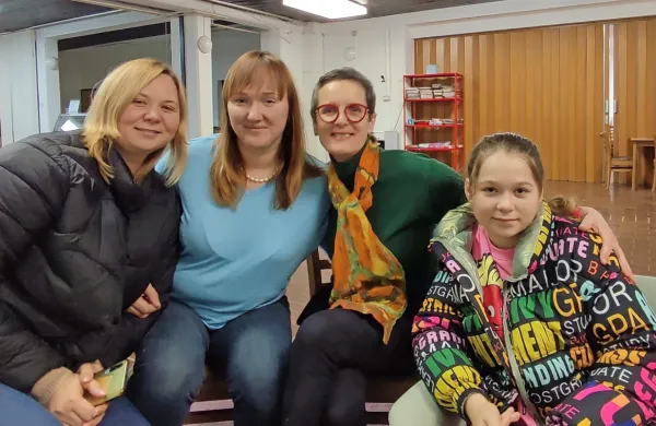 Naše ukrajinske sogovornice: Tetiana, Aleksandra in Arina, med njimi pa Vesna Krošlin Grlj.