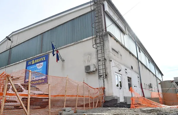 Približno trideset let staro športno dvorano Burja na Škofijah bodo 
temeljito obnovili in energetsko sanirali. 