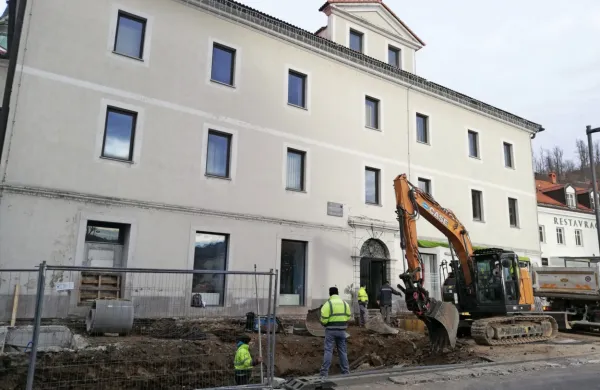 Zunanjost pred Kutinovo hišo bo vendarle dobila lepšo podobo.