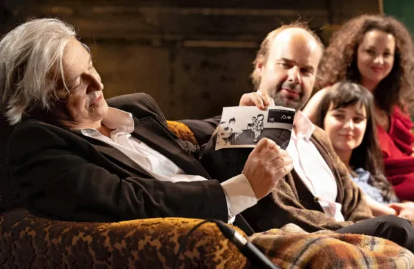 V novogoriško-kranjskih Pravljicah našega otroštva, ki jih je režiral Jernej Lorenci,  igrajo in avtorske 
monologe nizajo (z leve) Iztok Mlakar, Gregor Zorc, Doroteja Nadrah, Urška Taufer in drugi.  