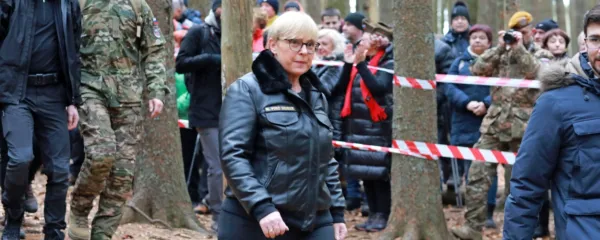 Predsednica Nataša Pirc Musar v vojaški jakni na prireditvi ob 80. 
obletnici padca pohorskega bataljona na Osankarici