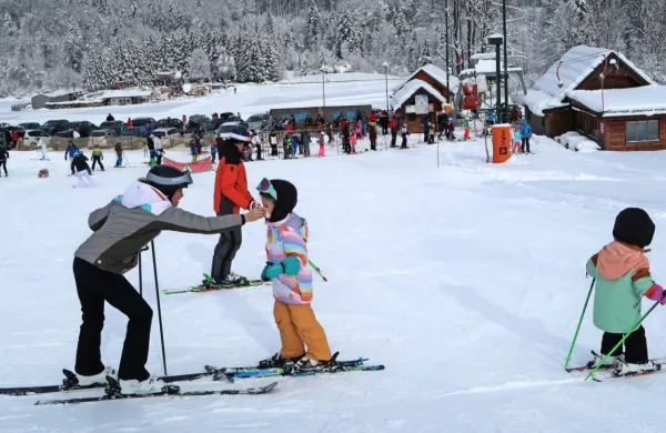 Čeprav je bila na uvodno smučarsko soboto na SKI BOR gneča, so 
se vsi nasmučali ali nadeskali do sitega.