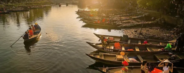 Največje vietnamske znamenitosti so še danes povezane z vojno in 
politiko, čeprav ima dežela še marsikaj drugega: imenitno hrano, 
čudovite plaže, naravne bisere, prijazne ljudi ...