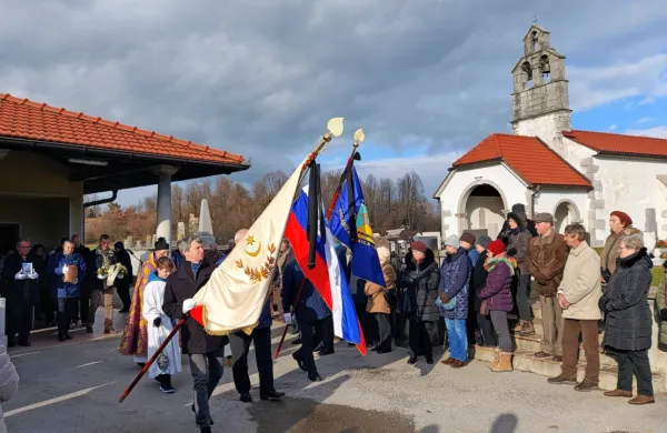 Na čelu pogrebnega sprevoda sta ob slovenski narodni zastavi 
plapolala prapora tako  Društva TIGR Primorske kakor   Kulturno 
prosvetnega društva Miroslav Vilhar Zagorje.