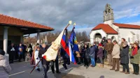 Na čelu pogrebnega sprevoda sta ob slovenski narodni zastavi 
plapolala prapora tako  Društva TIGR Primorske kakor   Kulturno 
prosvetnega društva Miroslav Vilhar Zagorje.
