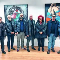  V Lokarjevi galeriji so odprli razstavo  članic in članov Društva 
likovnih umetnikov Insula. Z leve: Aleš Sedmak, Janko in Simon 
Kastelic, kustos Dejan Mehmedovič, Fulvia Zudič, Tilen Žbona in 
gostitelj Vladimir Bačič.   