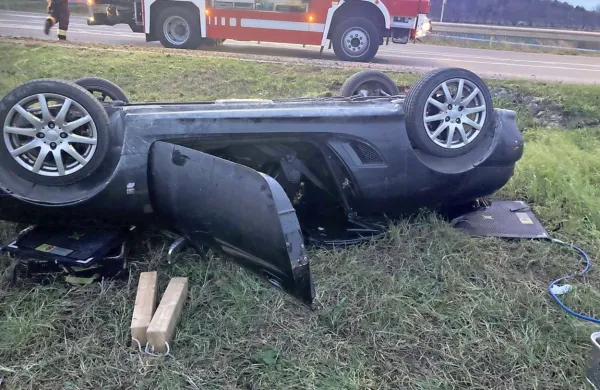 Voznika so  iz  prevrnjenega  avta  rešili  koprski  poklicni  gasilci.  