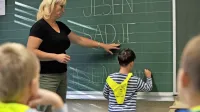 V osnovnih šolah prevladujejo starejši učitelji. V prihodnjih letih je 
pričakovati val upokojitev, mladih, ki bi popolnili vrste, pa ni.