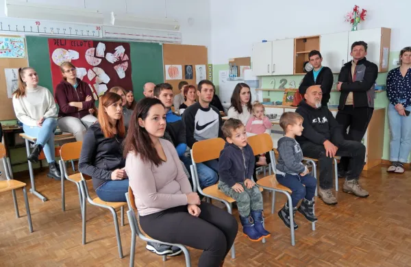 Bivši učenci zaprte podružnične šole Zavratec so v želji za njeno ponovno oživitev predstavili svoje delo in 
prednosti morebitnim bodočim učencem in staršem.