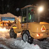 Podobno kot oče in sin Rupnik v Godoviču,  noč in dan  odpirajo 
ceste in javne površine vsi komunalni in pogodbeni delavci v 
občini Idrija. 