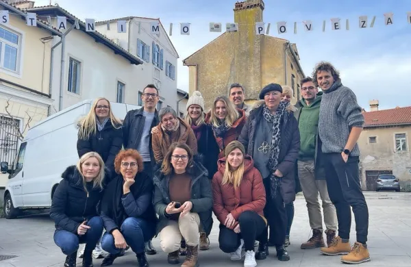 Manjši del obeh ekip, Primorskih novic in Radia Koper, se je 
dopoldne zbral na radijskem dvorišču za spominsko “gasilsko” 
fotografijo.