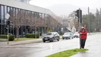 Na prehodu za pešce pri Eda centru je sunek burje domačina vrgel 
na cesto.