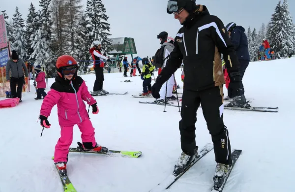 Sedemletna Tia je vodnika Sebastjana Kerčmarja navdušila kot smučarski talent: po pobočju se je spustila 
že po treh urah učenja.