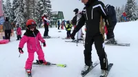 Sedemletna Tia je vodnika Sebastjana Kerčmarja navdušila kot smučarski talent: po pobočju se je spustila 
že po treh urah učenja.