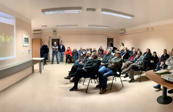 Predstavitve novega načina pobiranja mešanih odpadkov se je 
tudi na Belem Križu udeležilo veliko ljudi. 