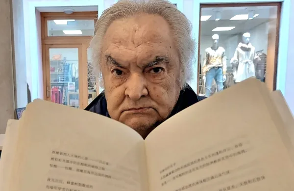 Andrej Medved z izborom svoje poezije v kitajskih prepesnitvah