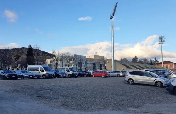 Območje bivšega gasilskega doma, kjer bi morali zgraditi novo 
glasbeno šolo, še vedno služi le kot parkirišče, saj občina še vedno 
nima gradbenega dovoljenja.