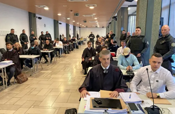 Odvetnik  Branko  Gvozdić  (ob  njem  desno  Klemen  Kadivec)  je  
predlagal  izločitev  sodnika  Tomaža  Bromšeta,  a  je  ta  njegov  
predlog  zavrgel.  