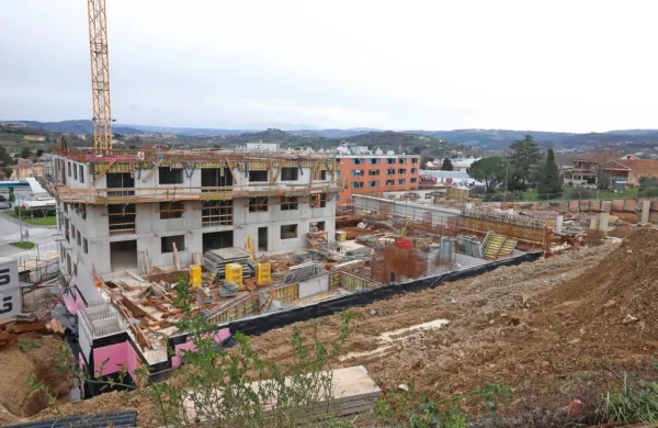 Za ogrevanje in pripravo tople sanitarne vode za stanovanjsko 
sosesko Nova Dolinska nasproti hipermarketa Mercator v Olmu 
bodo zgradili plinsko kotlovnico. 