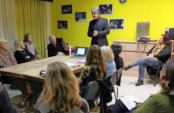 

Profesor Miran Košuta na dobro obiskanem srečanju Pen v 
tržaškem gledališču