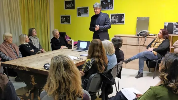 

Profesor Miran Košuta na dobro obiskanem srečanju Pen v 
tržaškem gledališču