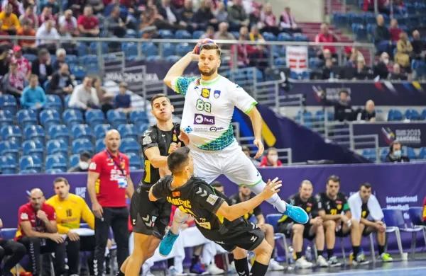 Aleksa Vlaha (z žogo) so tekmečeve obrambe na svetovnem
prvenstvu le stežka zaustavljale.