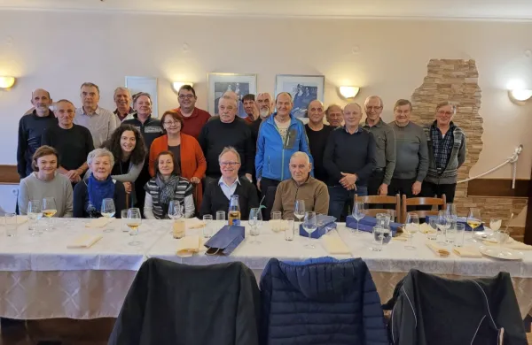 Srčni prostovoljci zavoda Sopotniki, enota Idrija, na prednovoletnem srečanju ob svoji tretji obletnici.