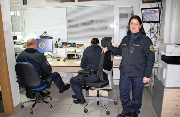 Načelnica Alenka  Korošec  Peruzin  s  sodelavcema  še  v  prostorih na  
Krvavem  Potoku.  