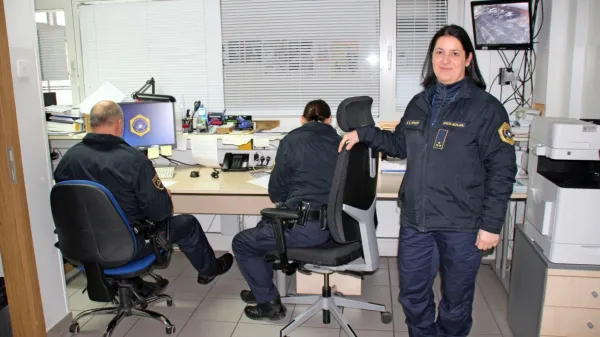 Načelnica Alenka  Korošec  Peruzin  s  sodelavcema  še  v  prostorih na  
Krvavem  Potoku.  