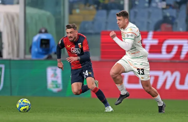 Domen Črnigoj (desno, v dresu Venezie) se po dobrega pol leta 
vrača v italijansko serie A, tokrat v dresu Salernitane.