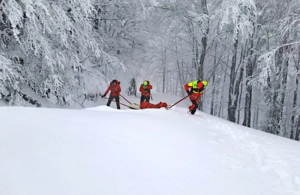 19 gorskih reševalcev je v torek z Javornika rešilo obnemoglega 
serviserja.