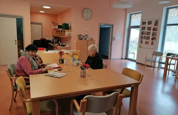  Hiša Dobre volje v Desklah je prostorna in  sodobno opremljena, a 
žal je v njej premalo starostnikov, da bi lahko pozitivno poslovala.   