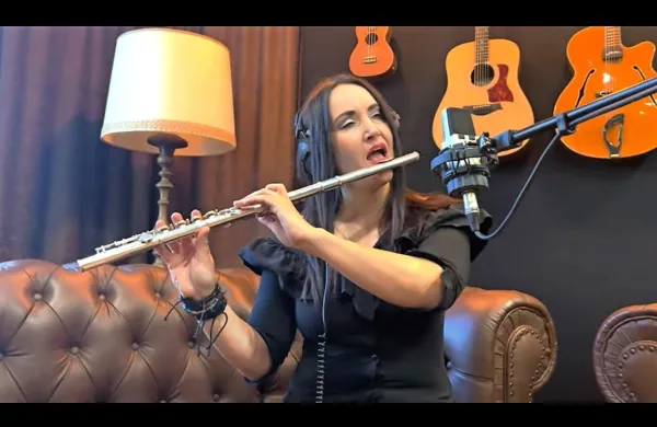 Tinkara Kovač v videu zaigra na flavto in zapoje v slovenščini.   