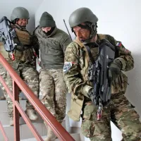 Obrov: Talci rešeni, teroristi vklenjeni