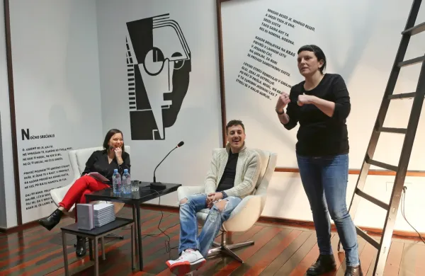 Svojo Stekleno glavo je Žan Papič v sredo premierno predstavil  v domači Sežani. V Kosovelovi spominski sobi  sta se mu  pridružili 
urednica knjige Mateja Kralj in spraševalka Helena Č. Gerželj. 